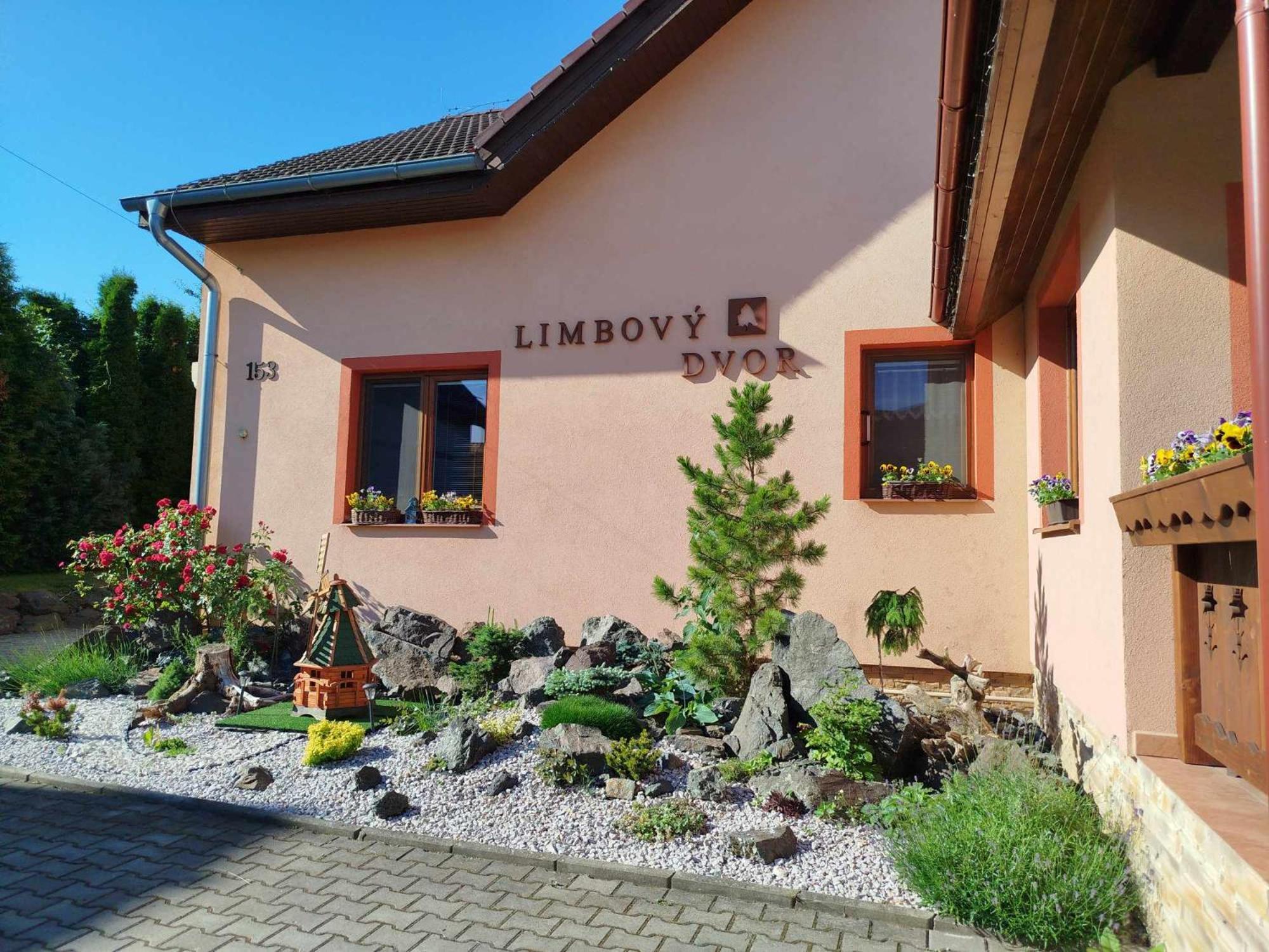 Pezion Limbovy Dvor Hotel Vrbov Exterior photo